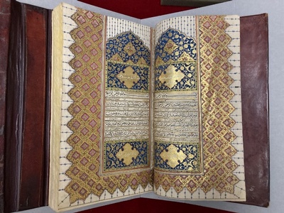 Frontispiece of Lewis O 165 showing Chapter 1 (the Fatiha) and the beginning of chapter 2 of the Qur’an.]